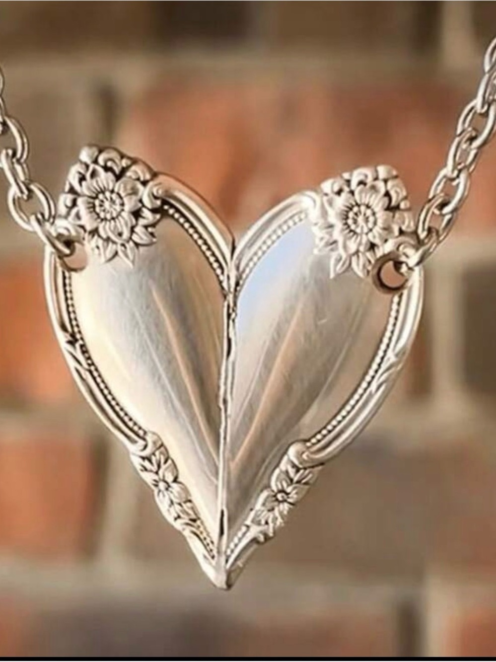 Heart Pendant Necklace in Silver alloy  - Elegant Floral Design